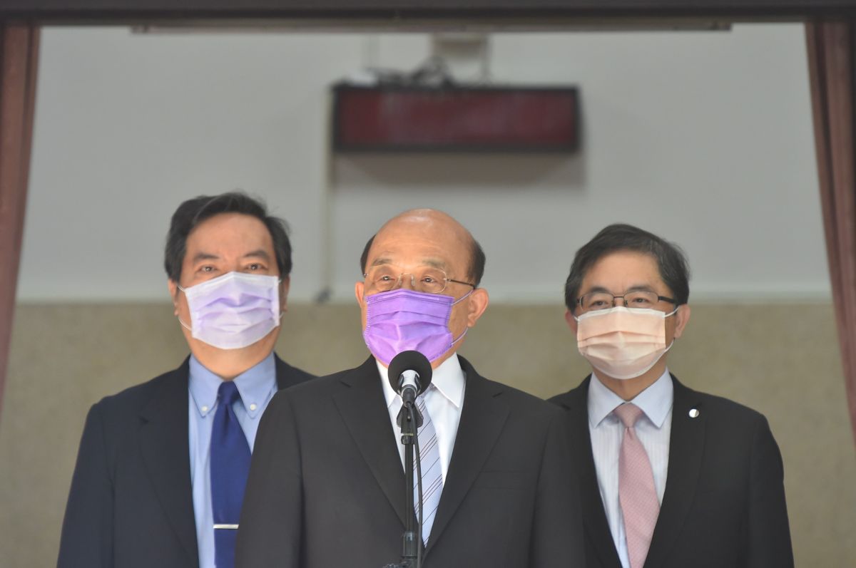 ▲行政院院長蘇貞昌（中）8日受訪時表示，日本只捐142萬劑疫苗是「惡毒的謠言」。（圖／行政院提供）