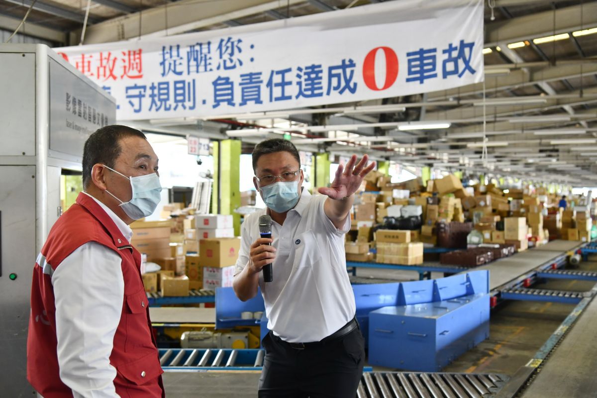 ▲新北市長侯友宜今（8）日前往物流公司觀摩業者的防疫作為，呼籲市民在防疫的期間，配合「物流不上樓、零接觸」，以防堵病毒的擴散。（圖／新北市政府提供）