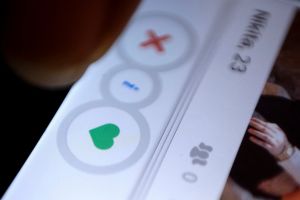 交友軟體 接種 英國 ▲有過來人分享必勝秒回的絕招,就是「從對方自我介紹欄位下手」。(圖/美聯社/達志影像)