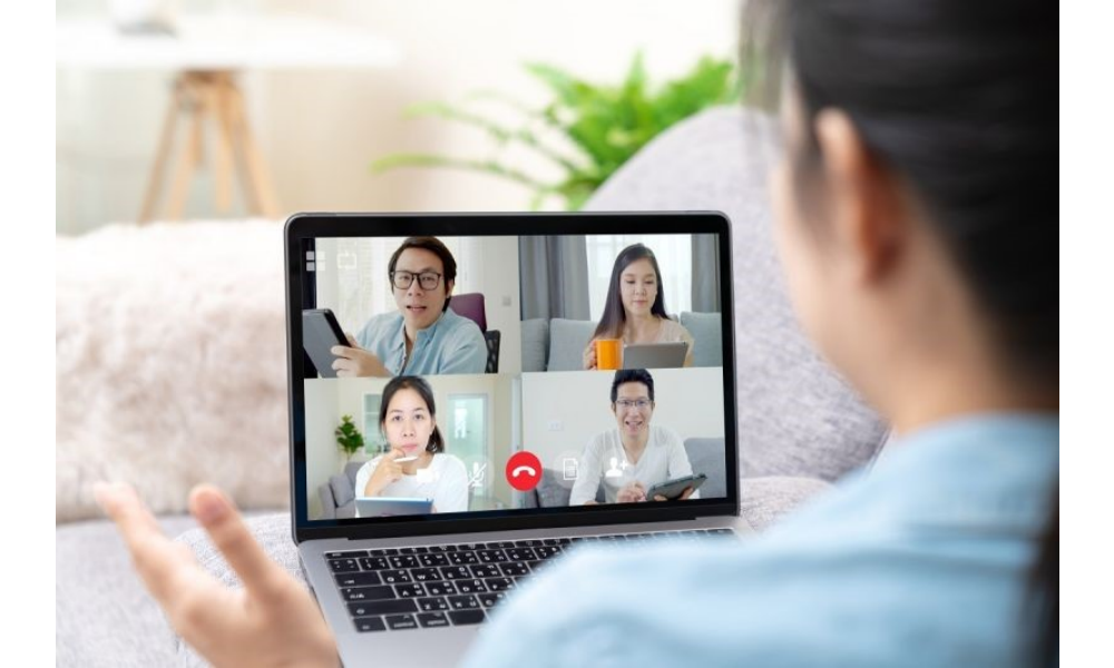 ▲許多人都在家開啟WFH模式，但面對突如其來的視訊會議，不少網友哀鴻遍野，在網路上分享視訊「糗事」。（圖／Shutterstock）