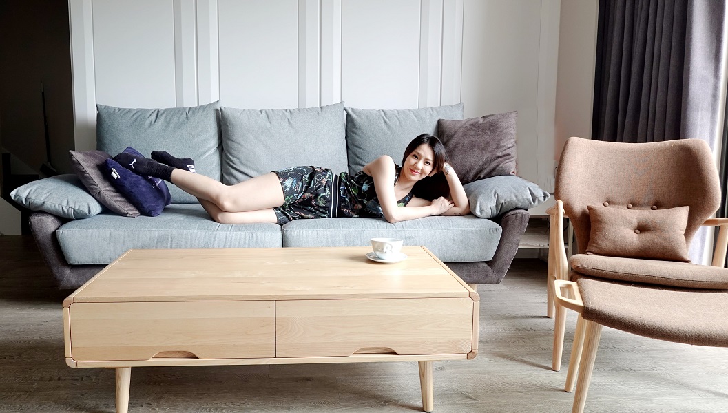 ▲剛買新屋的劉雨柔，客廳走白灰色冷調，搭配溫潤優渥實木傢俱，簡單大方好整理，導圓角設計不怕撞，居家舒適又安全。（圖／資料照片）