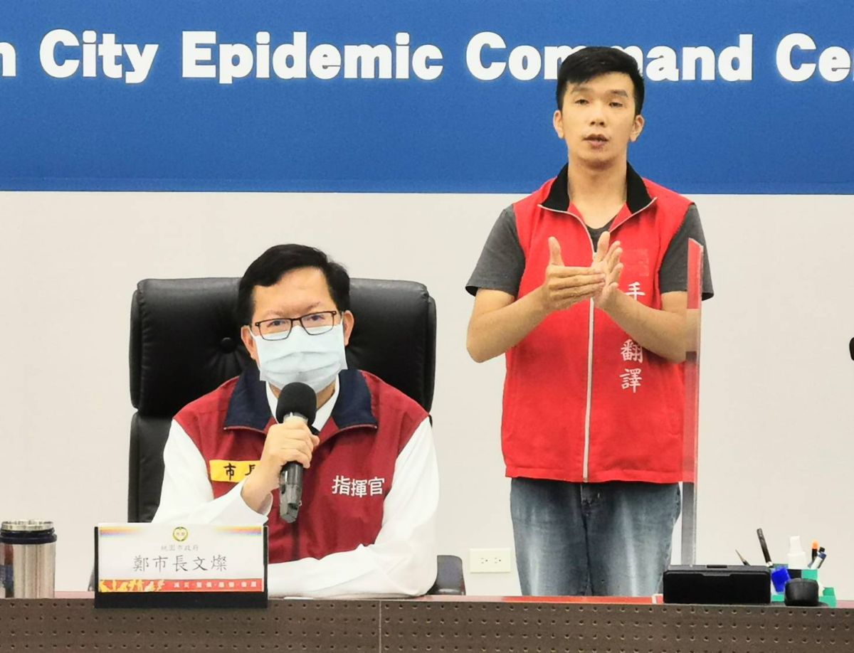 ▲鄭文燦上午主持防疫會議時公布7項美容美髮防疫指引，消費者須遵循相關防疫措施，否則業者可拒絕服務。（圖／桃園市政府提供）