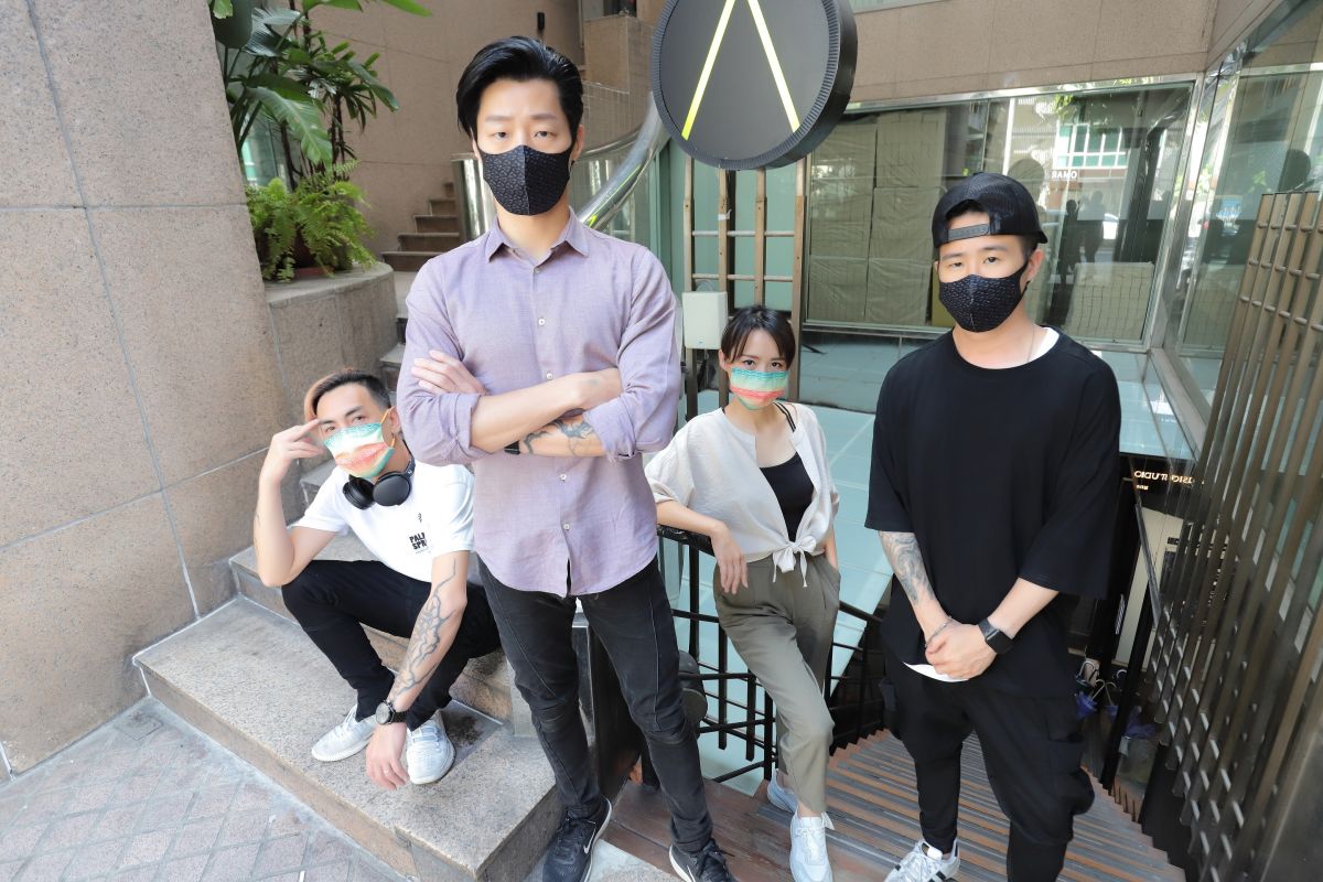 ▲閃靈樂團開直播與網友閒聊，台灣粉絲維持慣例「撒冥紙」來迎接。（圖／出日音樂提供）