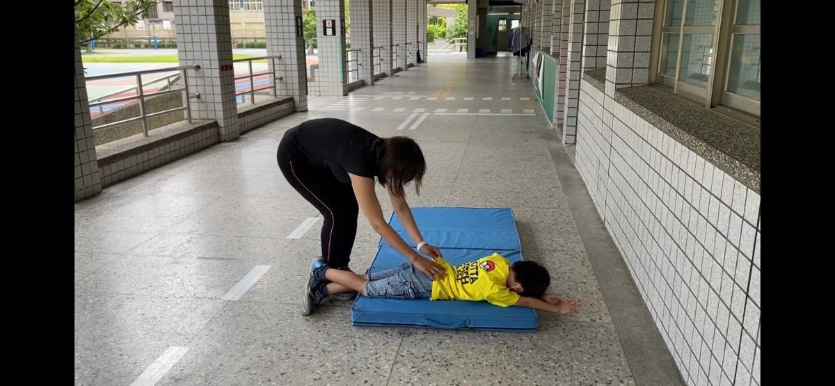 ▲桃園慈文國小有一名小1學生每天都要到校上課，導師蘇淑貞不但親自陪伴授課，還將學童當成示範小老師讓班上同學學習更有趣。（圖／慈文國小提供）