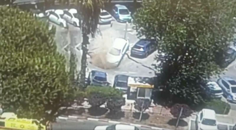 ▲以色列一間醫學中心的停車場突然出現天坑。（圖／美聯社／達志影像）
