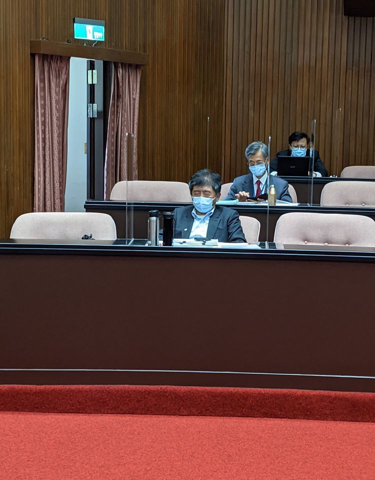 ▲立委鄭運鵬在臉書曝光指揮官陳時中在議場趁著休息時間打盹休息的照片。(圖／翻攝自鄭運鵬臉書)