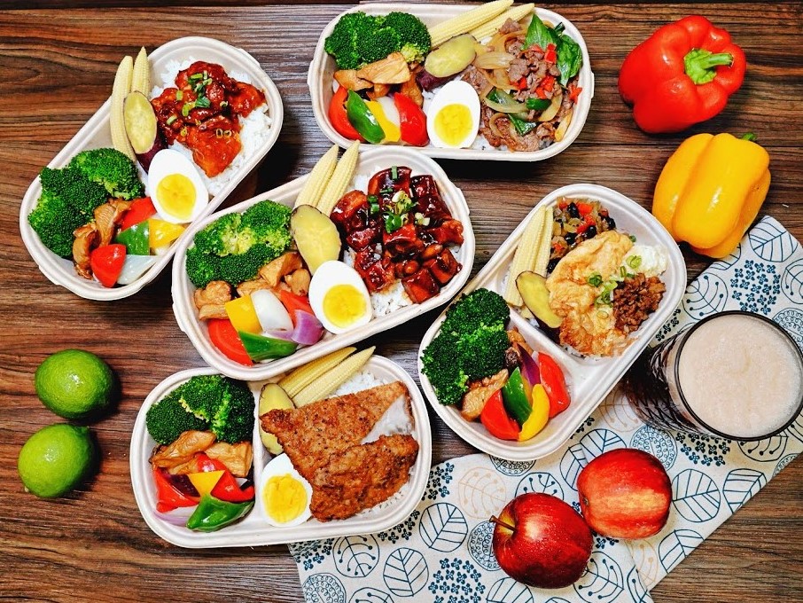 ▲台中日曜天地館內餐廳丰盛町鼓勵端午不返鄉，憑退票證明排骨餐盒買一送一。(圖／業者提供）