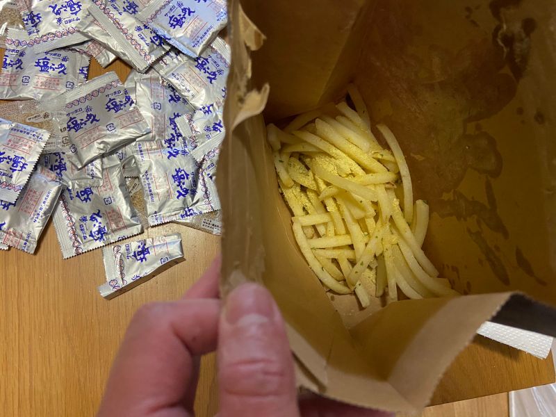 ▲原PO將薯條及調味粉包倒入紙袋,搖晃均勻後,就可以得到美味的零嘴。(圖/翻攝自《@madaraudon》Twitter )