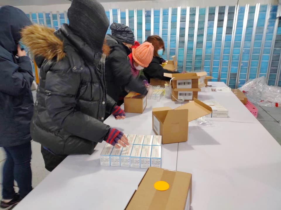 ▲行政院長蘇貞昌晚間在臉書發文，表示莫德納疫苗昨日進行封緘作業，明起將可提供醫護施打。（圖／翻攝自蘇貞昌臉書）