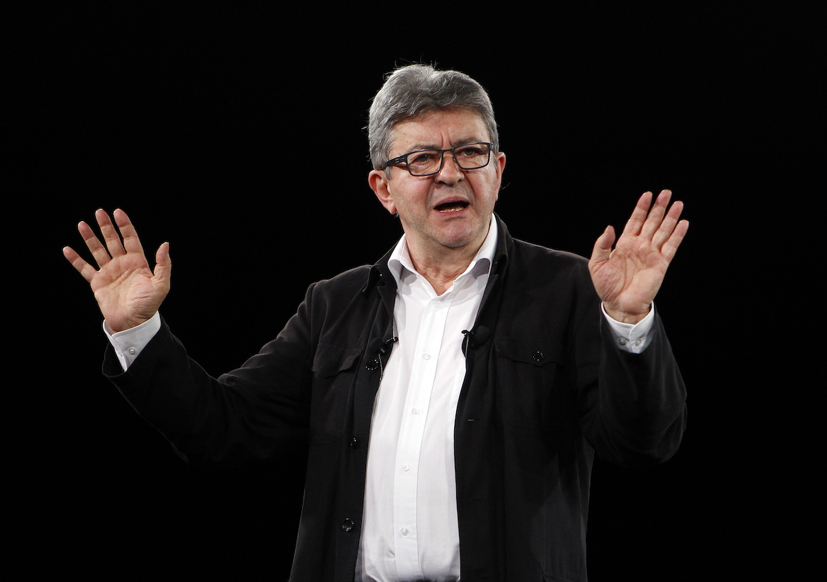 ▲法國極左派政黨「不屈法國」領導人梅蘭雄（前中）6日在政論節目說，「總統大選前一週，會發生嚴重事故或謀殺」，這番失言遭強烈批評。（圖／美聯社／達志影像）