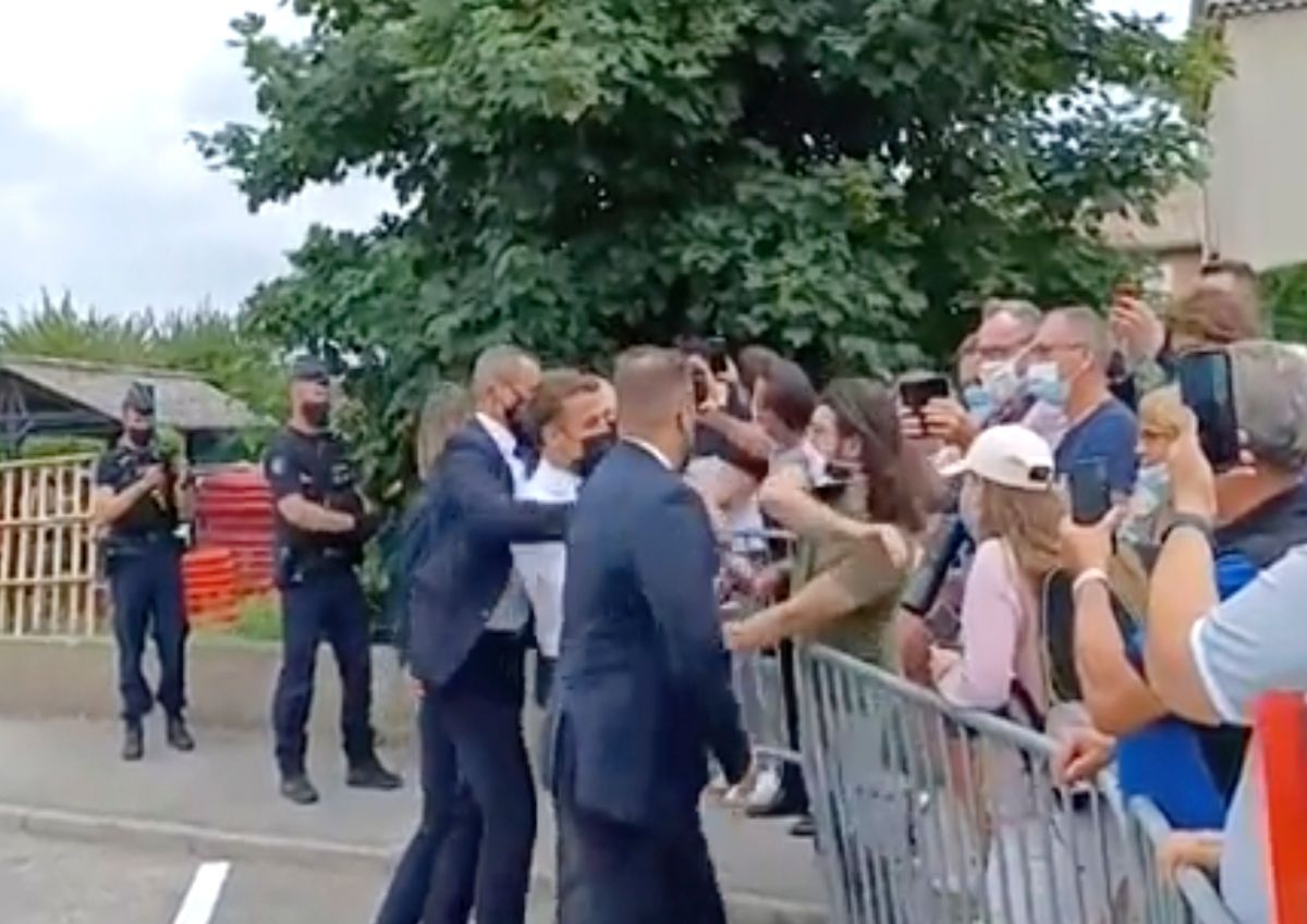 ▲法國總統馬克宏在進行訪問時遭人甩了一巴掌，引起社會大眾熱議。（圖／美聯社／達志影像）