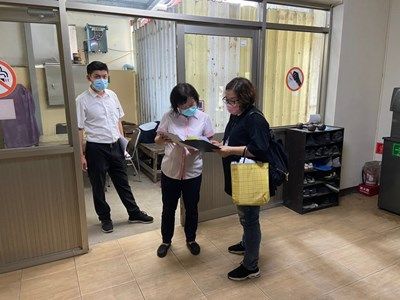 ▲台中市勞工局主動前進事業單位，實地查核企業主執行移工防疫實況。（圖／台中勞工局提供）