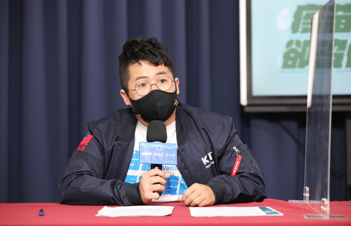 ▲國民黨青年部主任陳冠安今（9）日召開記者會質疑，政府要年輕人配合防疫，但疫苗施打卻沒年輕人的份。（圖／國民黨提供）