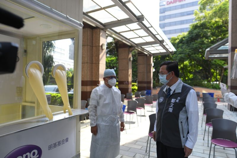 ▲鄭文燦視察台達電龜山廠進行快篩作業。(圖/桃園市政府提供)