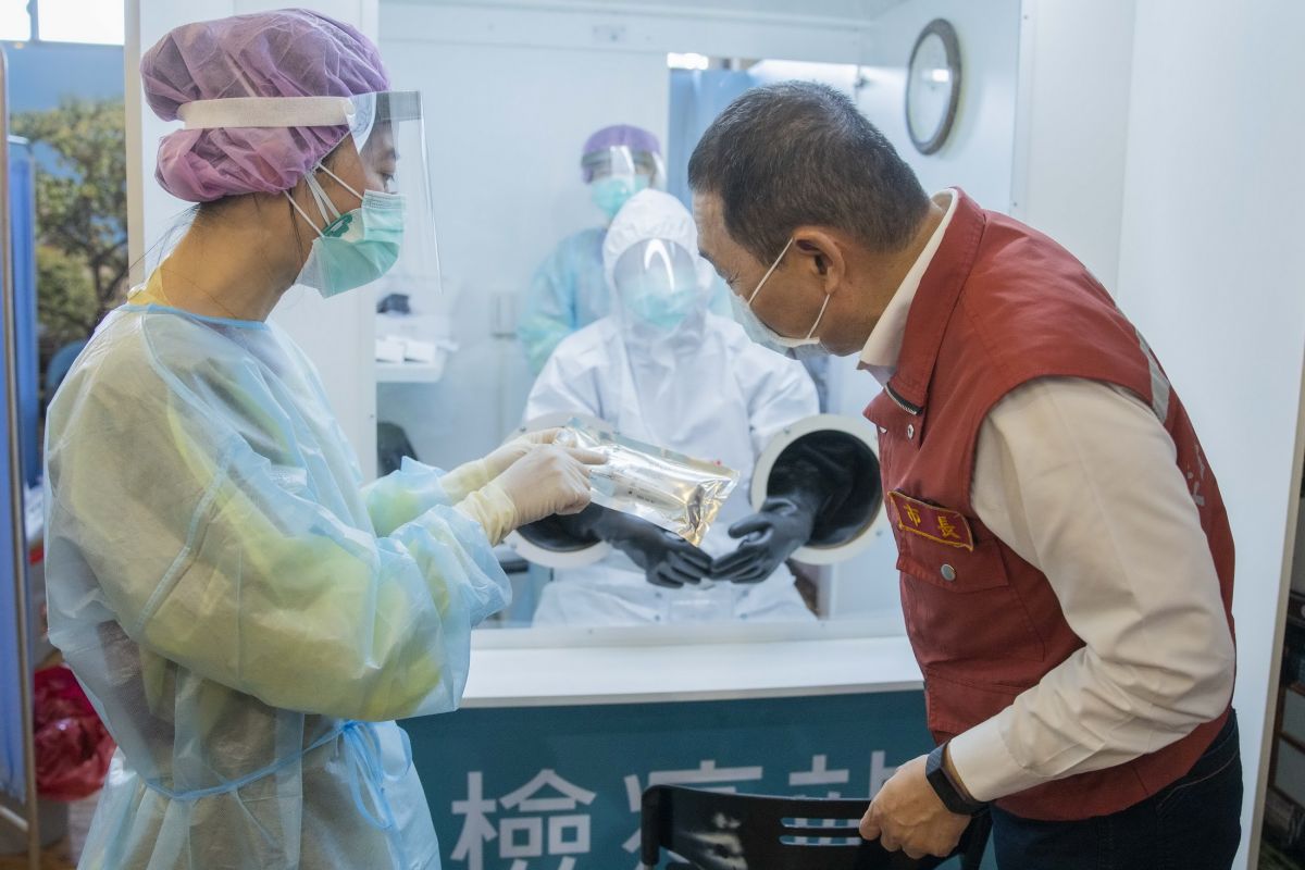 ▲鴻海公司是新北市第一家快篩送件報備核准的企業，新北市長侯友宜今（9）日也特前往視察。（圖／新北市政府新聞局提供）