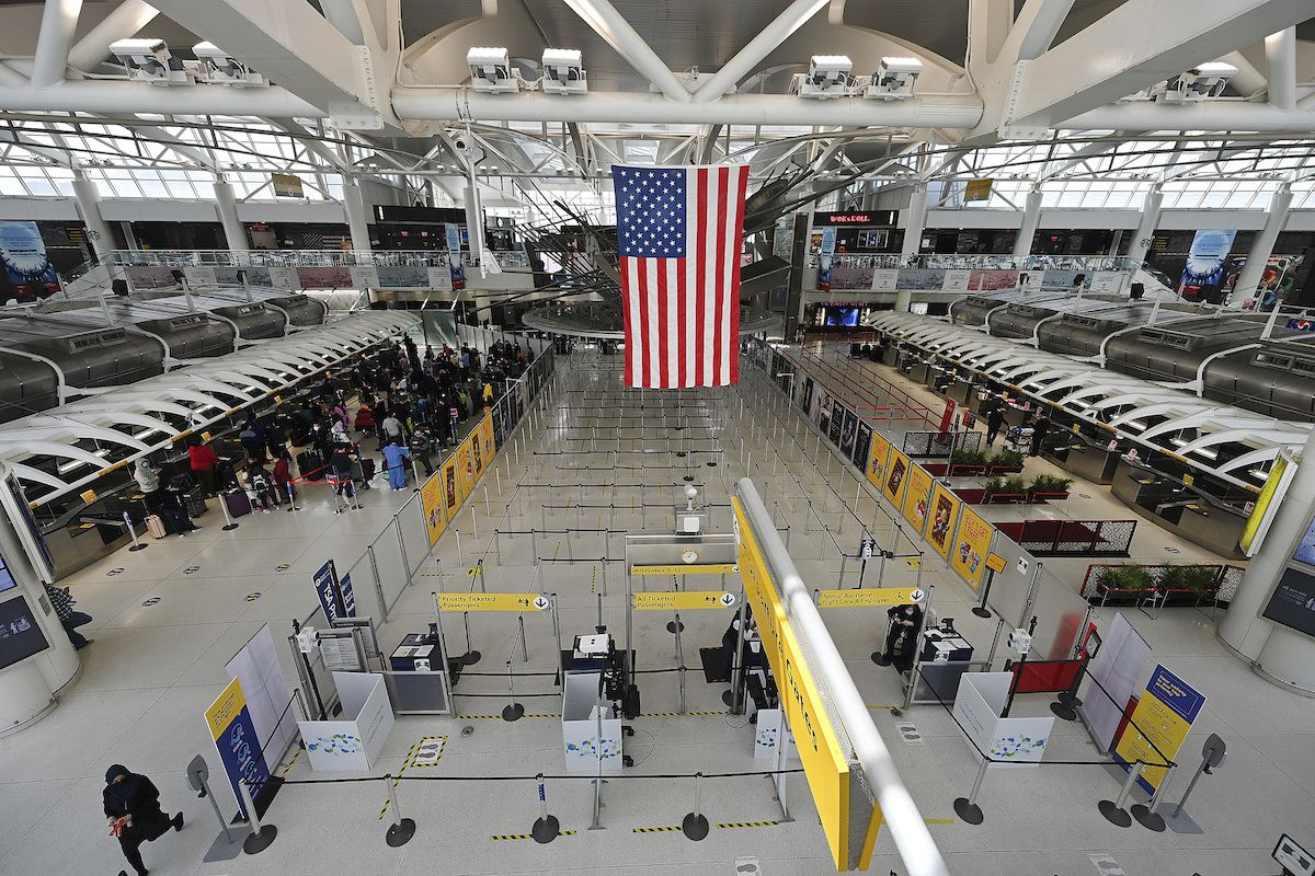 ▲美國疾病控制與預防中心官方網站做出更新，調降111個國家與地區的「旅遊健康建議等級」。（圖／美聯社／達志影像）