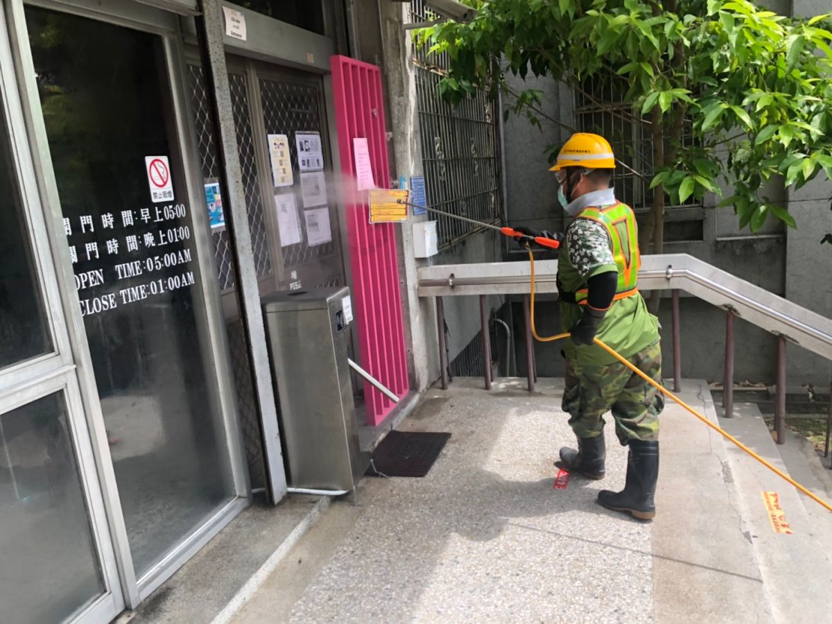 ▲台中環保局執行加工出口區移工宿舍環境消毒作業(圖／市政府提供2021.6.9)