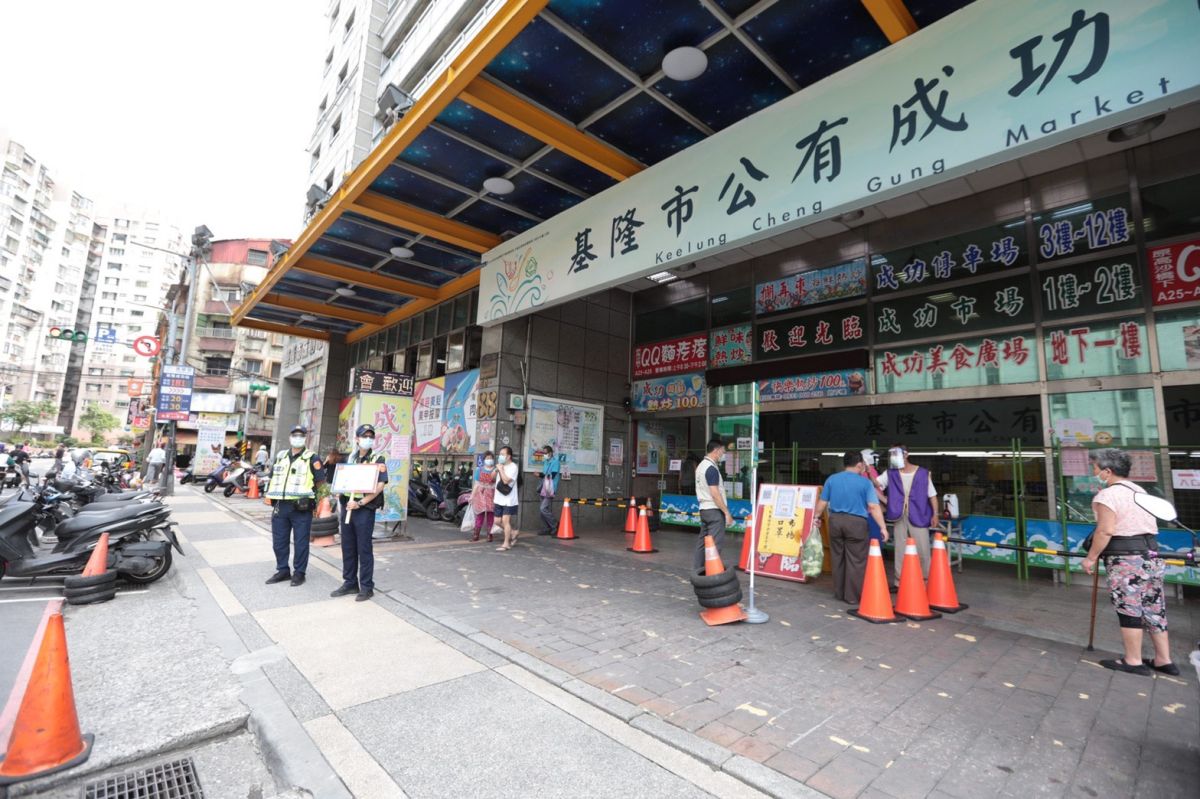 ▲基隆市成功市場出現第4名染疫的攤商後，經全面PCR核酸採檢，又檢出6名陽性確診，且其中5名是生鮮肉品的攤商。（圖／基隆市政府提供）