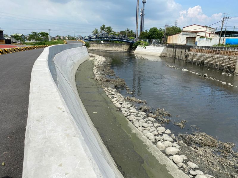 ▲三爺溪整治加高堤岸後發揮功用，本次大雨並未造成仁德交流道周邊淹水（圖／記者張振興攝，2021,06,09）