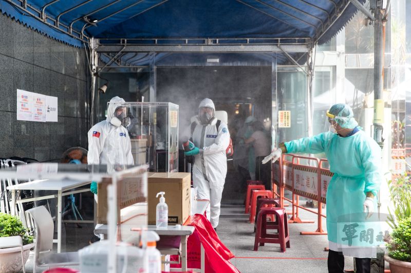 ▲壹電視確診,陸軍33化學兵群支援台開設機動篩檢站消毒工作。(圖/軍聞社提供)