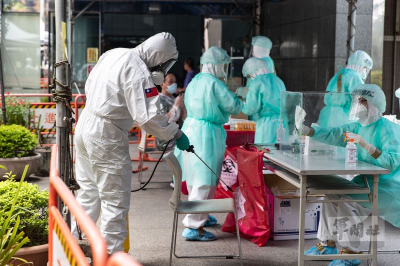 ▲為了因應疫情,陸軍33化學兵群支援北市府設置快篩站消毒。(圖/軍聞社提供)