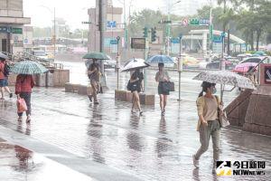 下雨 ▲今(18)日清晨受到東北風影響,北部及東半部地區仍有局部短暫陣雨,其他地區為多雲。(圖/記者葉政勳攝)
