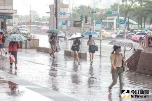 ▲今（18）日清晨受到東北風影響，北部及東半部地區仍有局部短暫陣雨，其他地區為多雲。（圖／記者葉政勳攝）