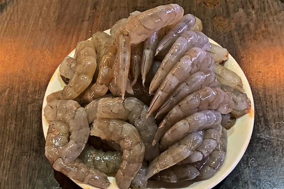 ▲吃火鍋「先剝蝦殼」再煮更入味？各路老饕狂讚。（圖／翻攝自臉書社團《爆廢公社》）