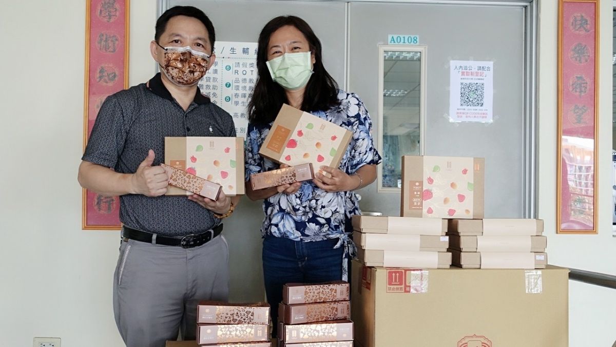▲漢餅店舊振南以餅香代替粽子，在端午節前夕分送因疫情之故無法返鄉的學生。（圖／樹德科大提供）