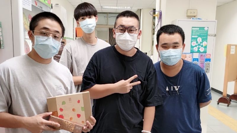 ▲因疫情嚴峻無法與家人團聚的學子,感受到台灣端午佳節的氛圍及溫暖。(圖/樹德科大提供)