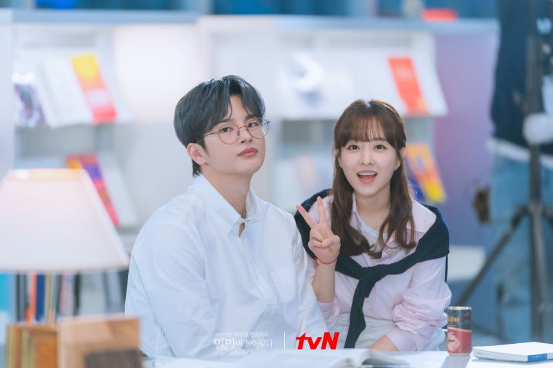 ▲劇中,徐仁國(左)跟朴寶英譜人鬼戀。(圖/tvN)