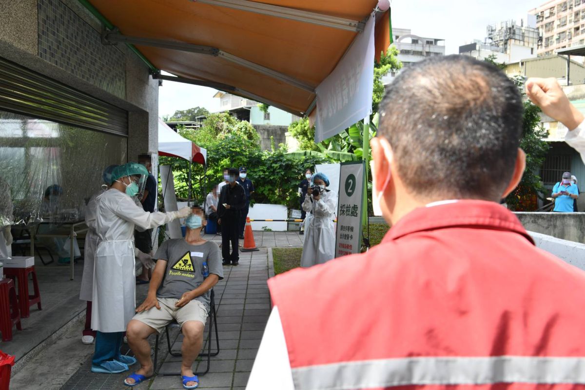 ▲新北市長侯友宜今（10）日前往樹林視察機動篩檢隊時，也針對恩主公醫院院內的群聚感染回應，目前知道有7名確診，1名不幸往生。（圖／新北市政府新聞局提供）