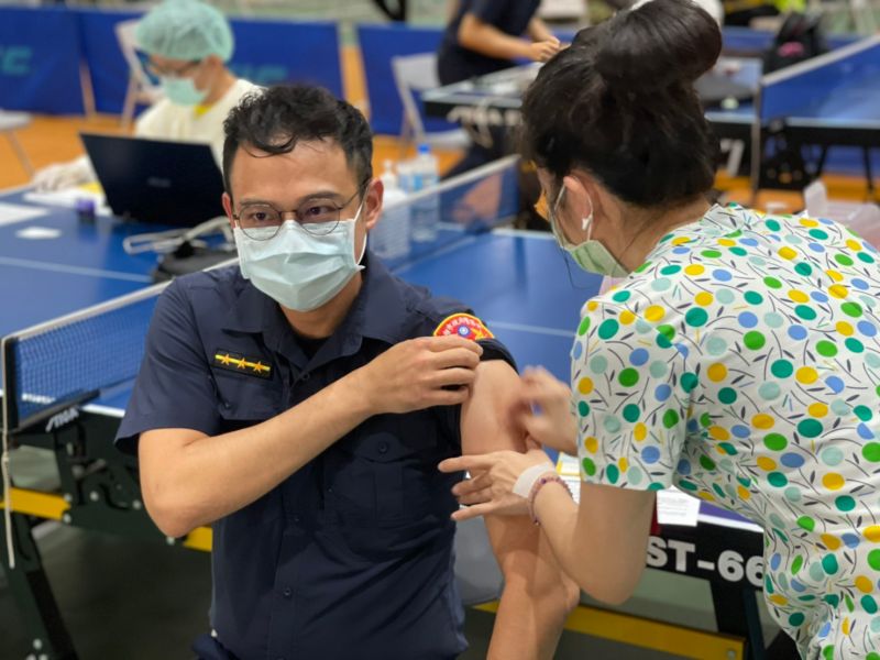 ▲警察屬第二類防疫人員,經評估上揭冊列人員現行勤務性質相對高風險,適用第二類COVID-19疫苗公費接種對象。(圖/高市府提供)