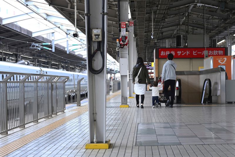 大阪電車擦撞月台停擺逾5小時　大量旅客群聚等待
