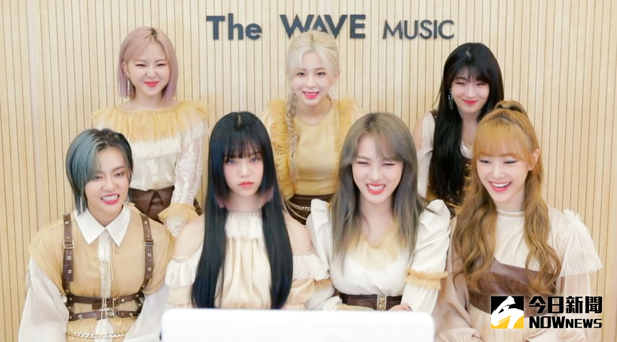 ▲台灣成員Soso（前排右二）常分享台灣零食給公園少女的成員。（圖／SONY MUSIC）