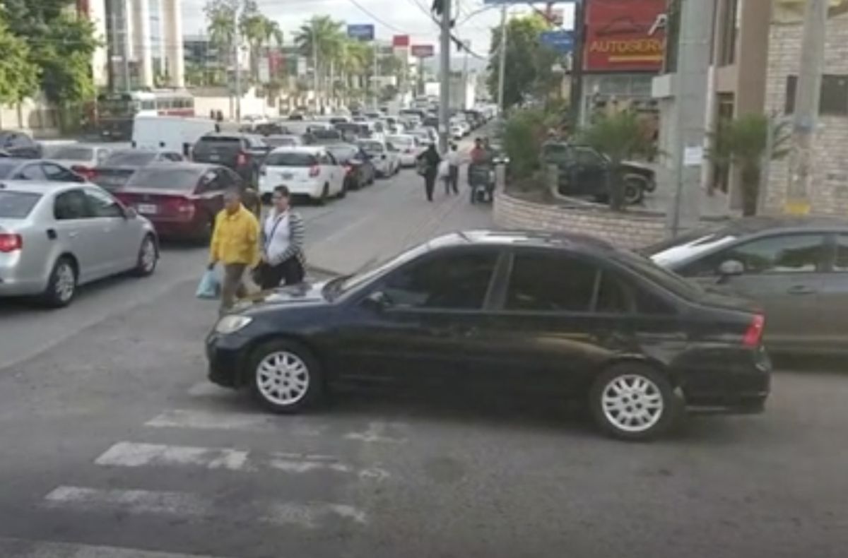 ▲汽車擋在斑馬線上不退！行人出招教訓駕駛，1萬名網友笑瘋。（圖／翻攝自AP美聯社／Jukin Media）