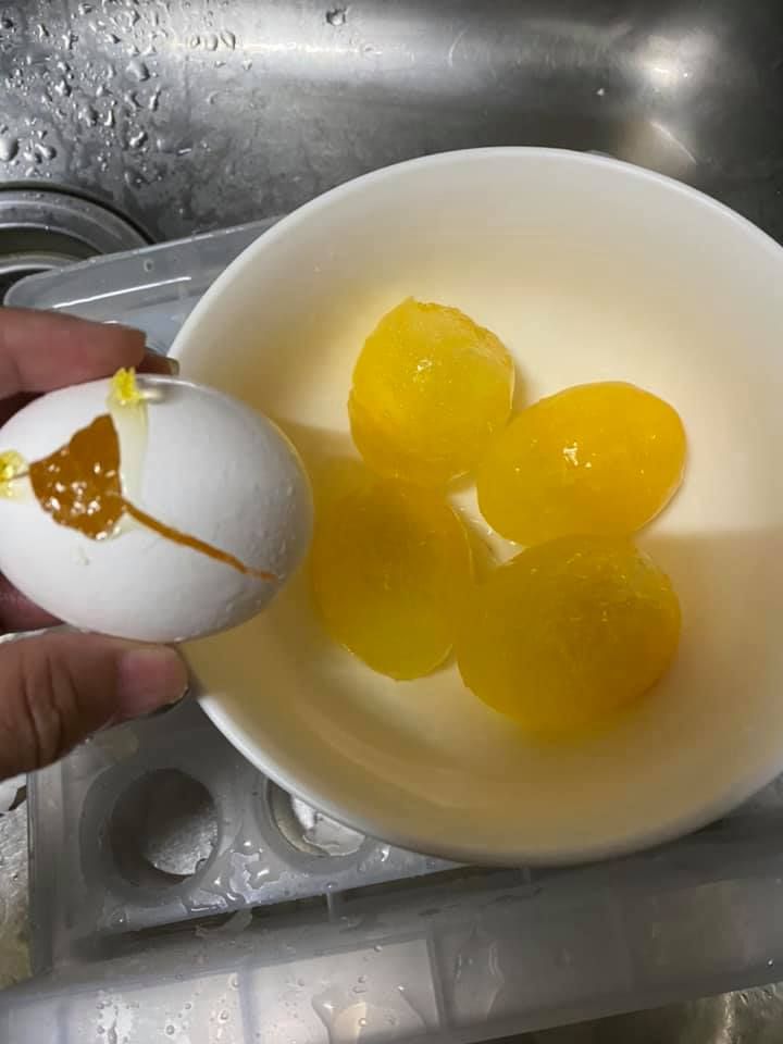 ▲女網友發現家裡的雞蛋放在冰箱冷藏後卻結凍了。（圖／翻攝自臉書社團《爆怨2公社》）