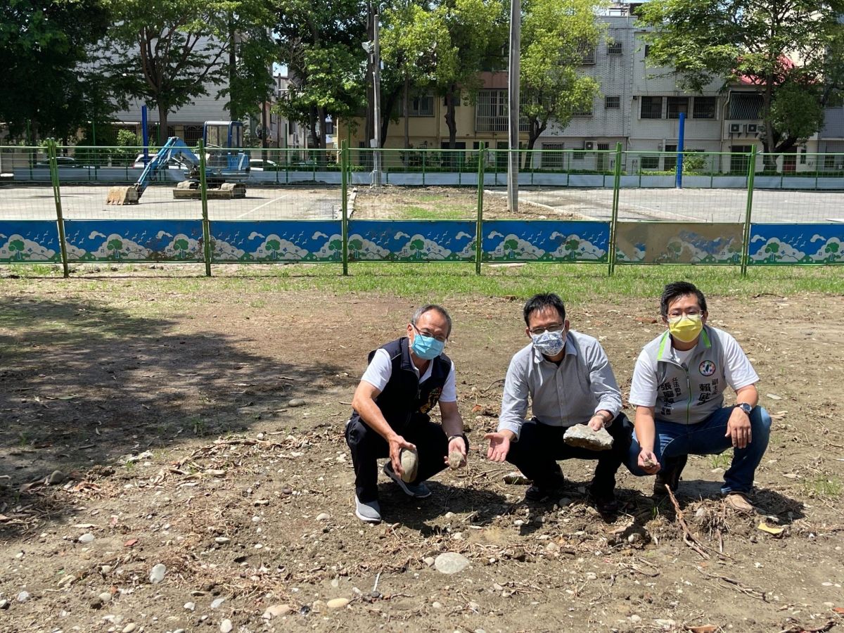 ▲南屯區黎明公園籃球場改善工程包商，將場外原本如茵的綠草地變成一灘爛泥地(圖／張耀中提供2021.6.10)