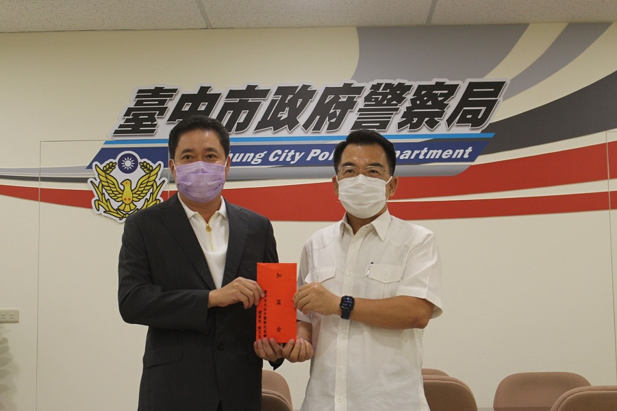 ▲大台中警察之友會理事長賴文玉捐贈160萬元力挺警察局抗疫，由局長楊源明代表接受（圖/記者鄧力軍翻攝）