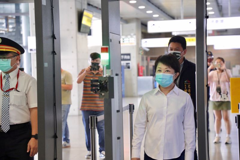 ▲端午連假將至，台中市在重要交通場站設置「消毒防疫門」加嚴把關。（圖／市府提供）