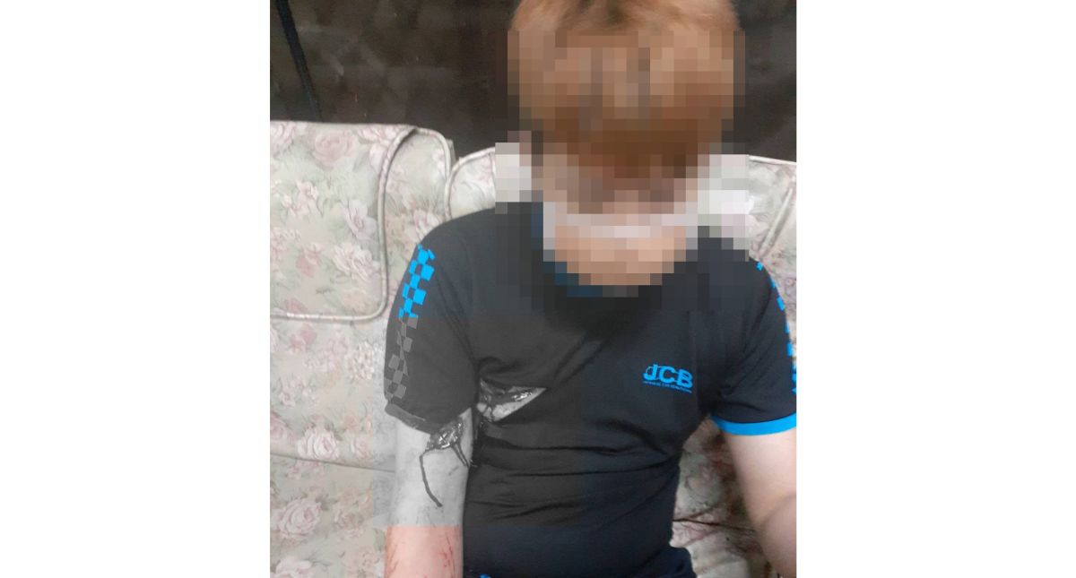 ▲規勸同鄉戴上口罩的阮姓移工，遭到同鄉以菜刀割傷右胸及右上臂。（圖／記者李春台翻攝）