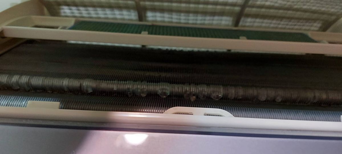 ▲有網友家中冷氣一開啟後就瘋狂滴水。（圖／翻攝《爆系知識家》）