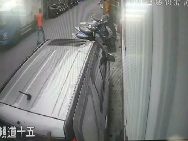 ▲黎姓移工砍傷同事後,揹起背包走出宿舍逃逸(身穿紅色上衣者)。(圖/記者李春台翻攝)