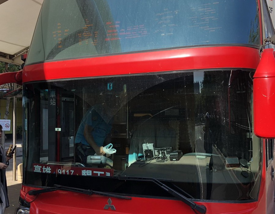 ▲交通部公路總局高雄市區監理所督導各客運業者於端午連假實施每班車承載率限制，以遵守防疫規定，減少假期人流。(資料照／記者黃守作攝) 