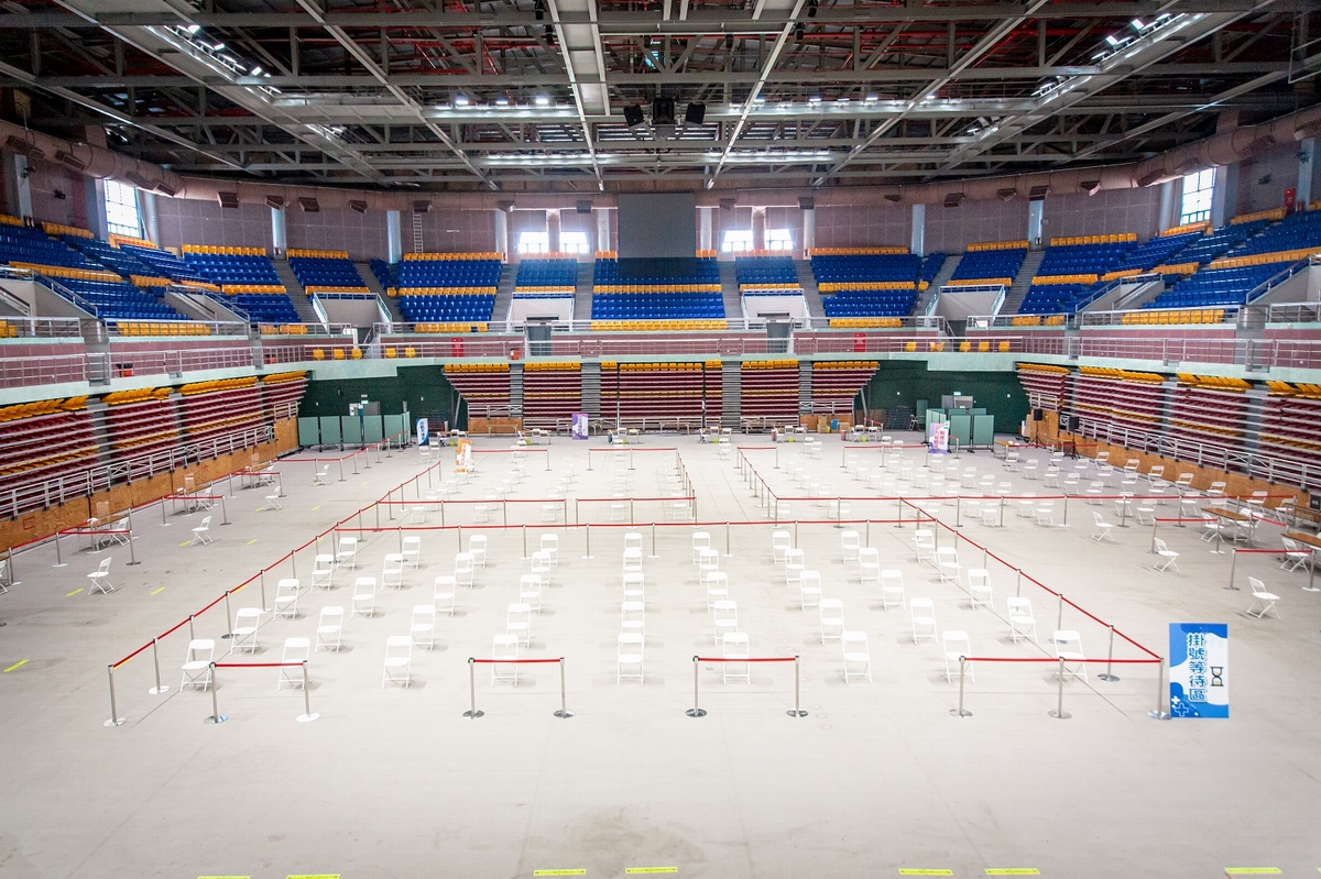 ▲屏東縣預置10處中大型疫苗速打站，縣立體育館為最大的場域，上下午場各同時容納600人施打疫苗。（圖／屏東縣政府提供, 2021.06.10）