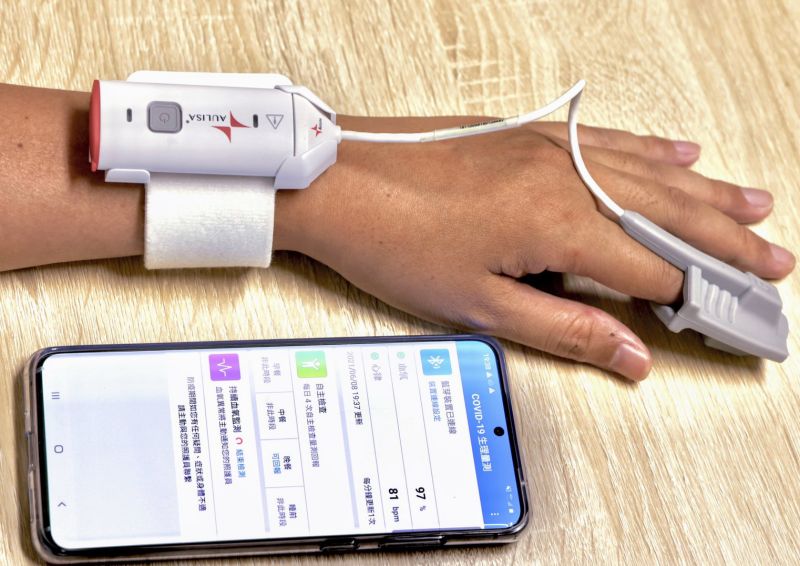 ▲新北聯合醫院的專責病房有個「COVID-19血氧監測雲端平台」，透過自費的血氧儀跟專用手機，監測病患的血氣與心跳，數值異常就發出警示。（圖／新北市立聯合醫院提供）
