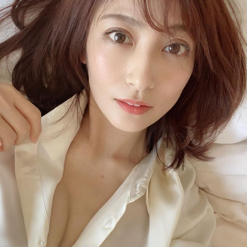 ▲熊田曜子保養得宜,獲封日本「最強美胸」稱號。(圖/熊田曜子IG)