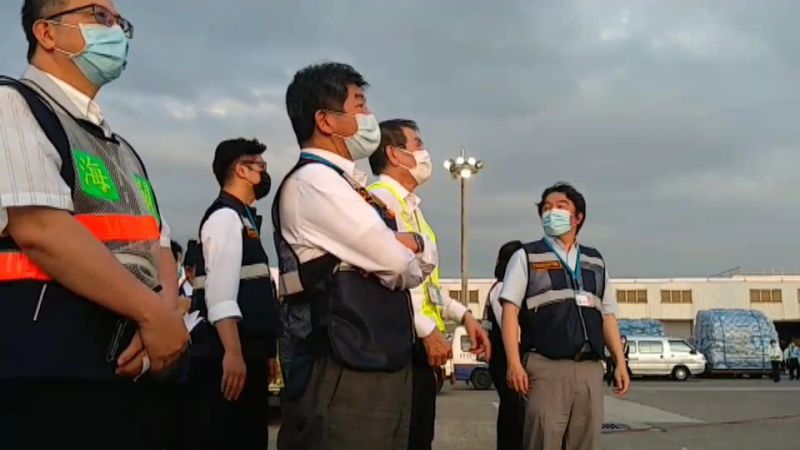 影/日本組合式負壓隔離艙抵台 陳時中親自接機