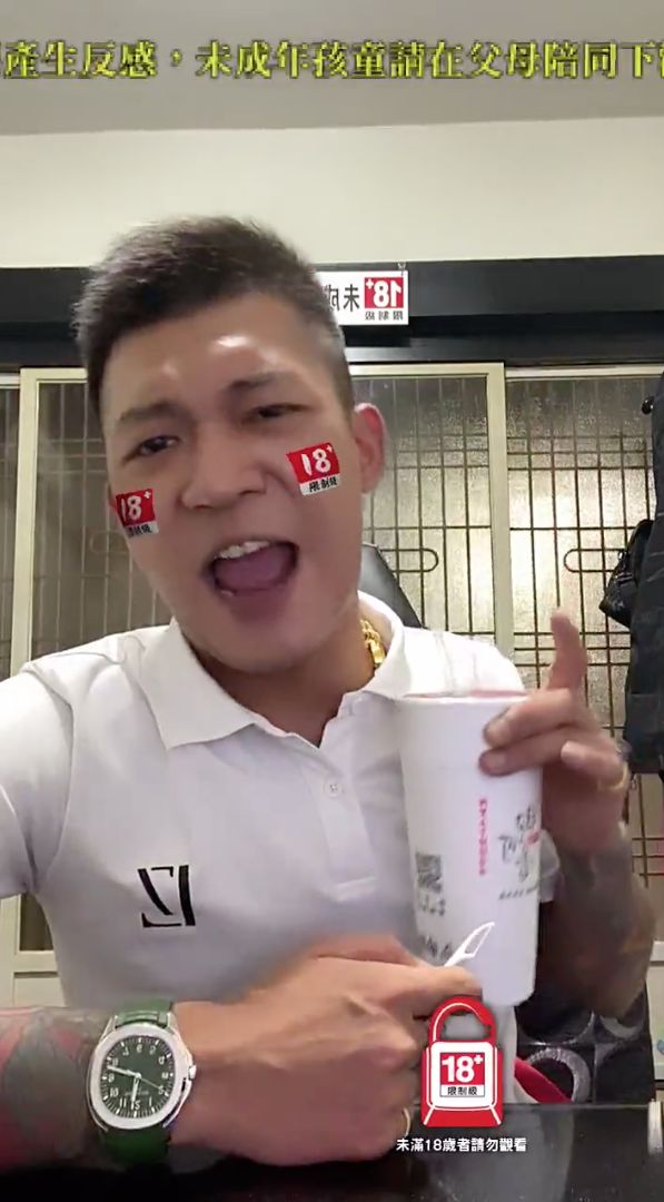▲鳳梨在直播中解釋咳嗽是因為被飲料嗆到。(圖/翻攝鳳梨吳泓逸臉書)