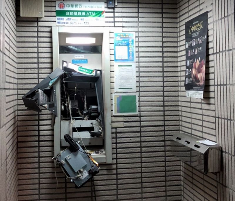 提款機出鈔口竊不到錢　囂張犯嫌拿榔頭橇開毀損ATM
